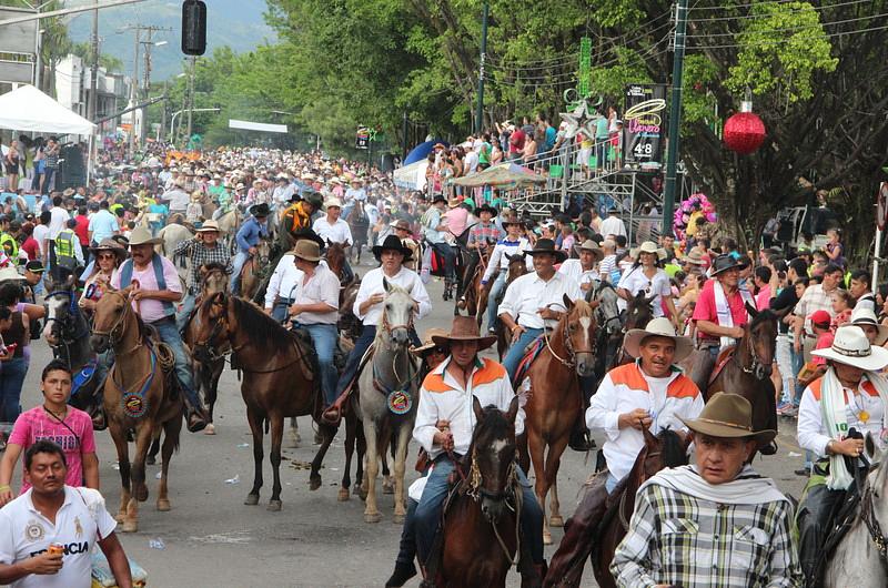 Cabalgatas y caravanas no están prohibidas, pero deben someterse a la regulación de la alcaldía