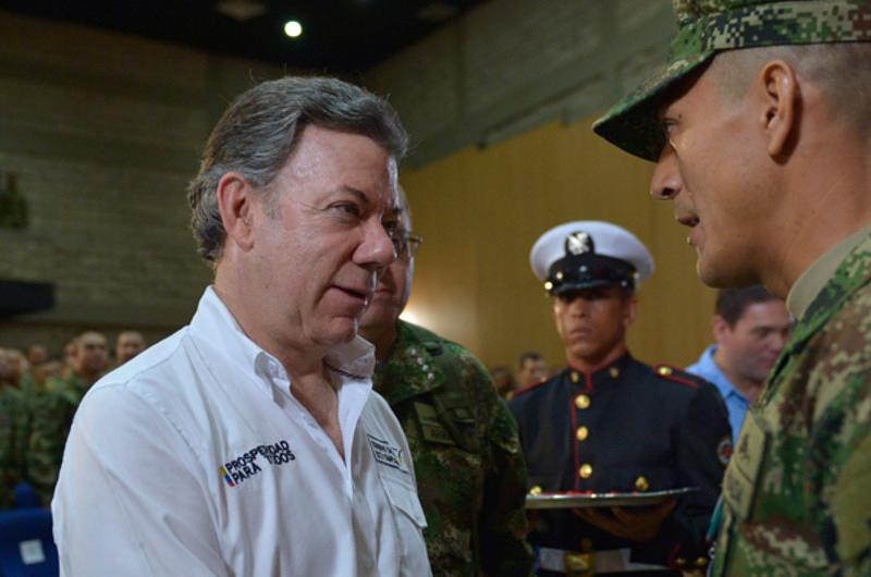 Beneficios acordados en La Habana para guerrilleros, también cobijarán a los militares, dice presidente Santos