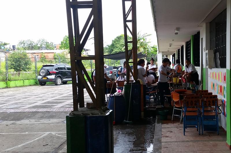 Estudiantes del Seis de Abril reciben clases en medio del agua y del barro