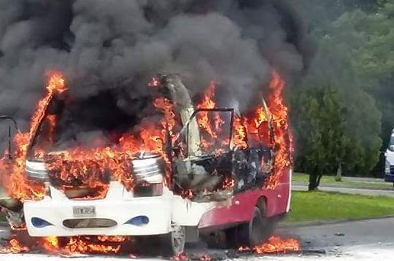 Se quemó buseta de servicio urbano en Villavicencio