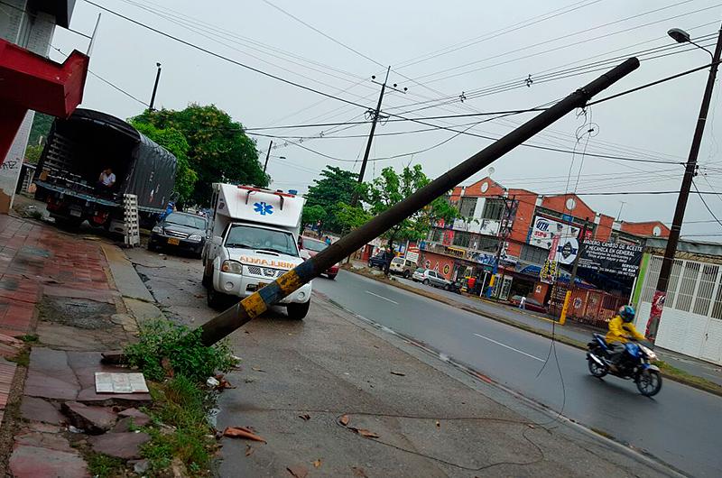 Peligro! poste a punto de caerse