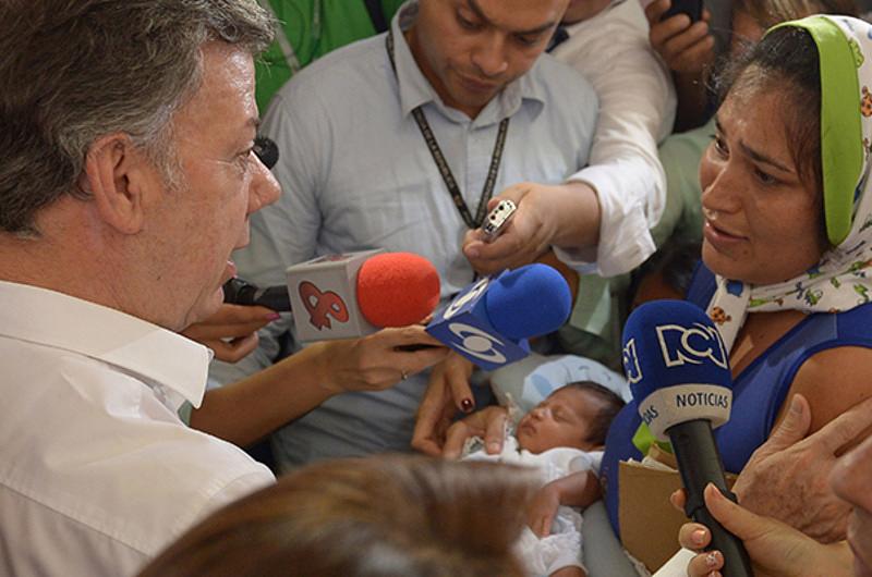 ‘La atención humanitaria es la prioridad número uno’, dijo el Presidente Santos durante su visita a un albergue en Cúcuta