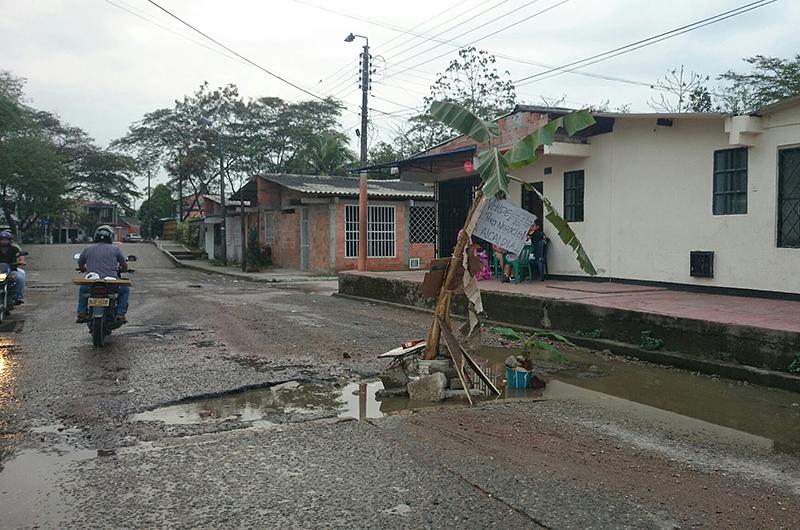 ¿Quién y porqué están pintando los huecos en las calles de Villavicencio?