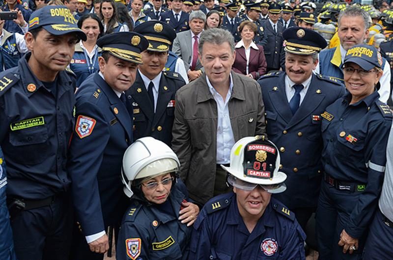 Con inversión de más de 14 mil millones de pesos vamos a fortalecer el Cuerpo de Bomberos en todo el país: Presidente Santos