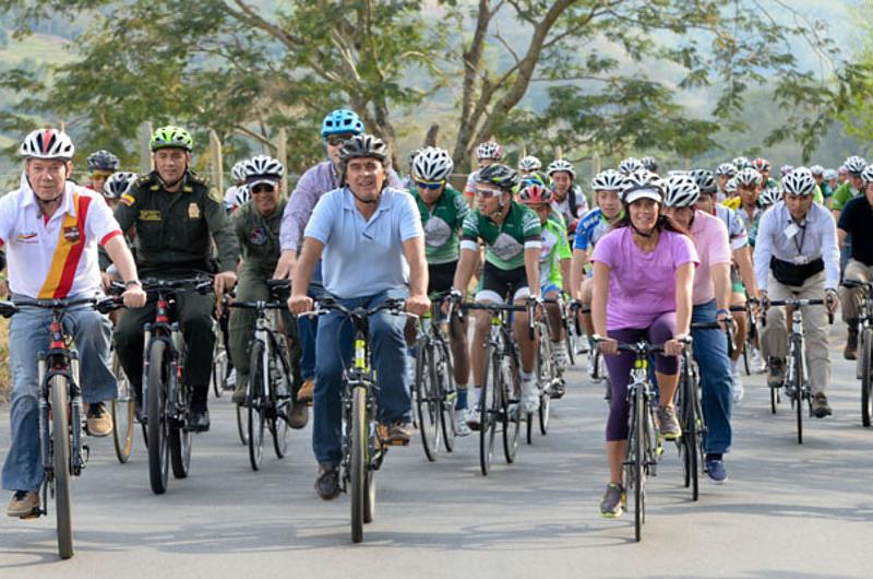 En bicicleta Presidente Santos inicia recorrido  por obras de infraestructura del país