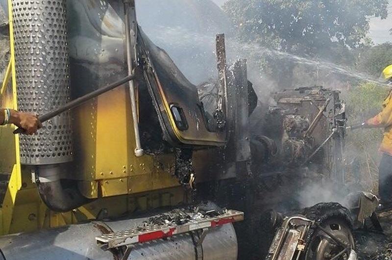 Investigan extraño incendio de dos tractomulas en Barranca de Upía