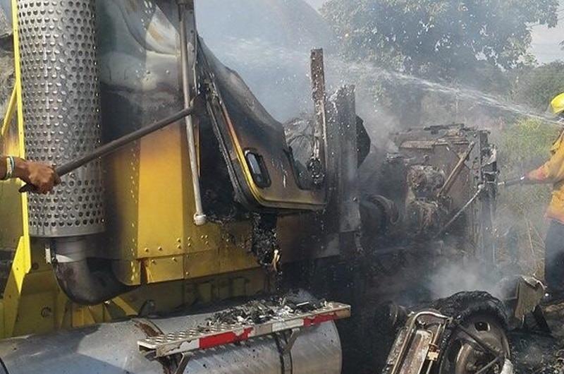 Investigan extraño incendio de dos tractomulas en Barranca de Upía