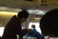 Pasajero en China abre la puerta del avión cuando este arranca