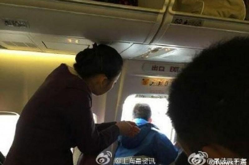 Pasajero en China abre la puerta del avión cuando este arranca