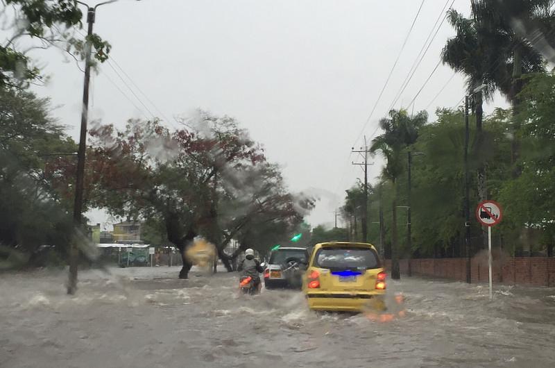 Inundaciones en avenida de Circunvalación en Villavo