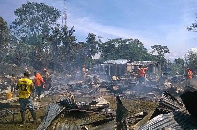 Un resguardo indígena es consumido por el fuego