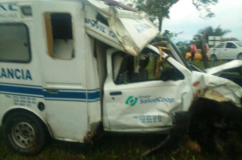 Dos heridos al estrellarse ambulancia contra un árbol