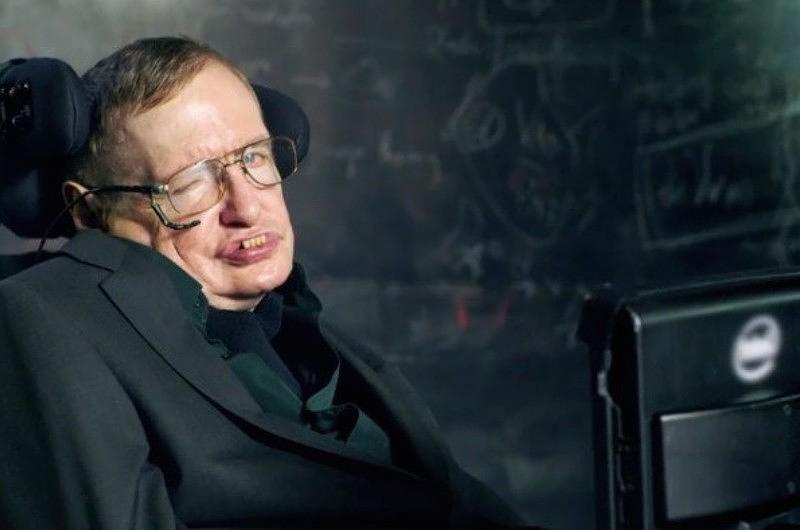 Stephen Hawking  quiere ser el próximo villano de James Bond