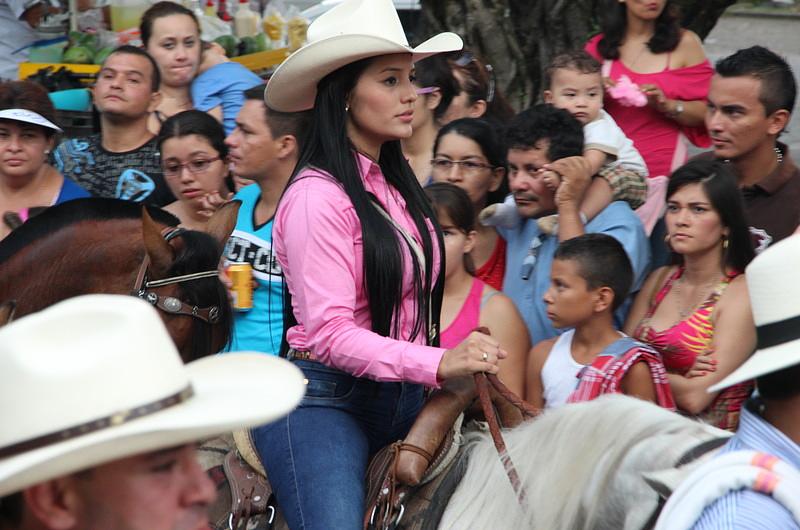 Cabalgata sin motos y partido sin harinas, huevos y espuma