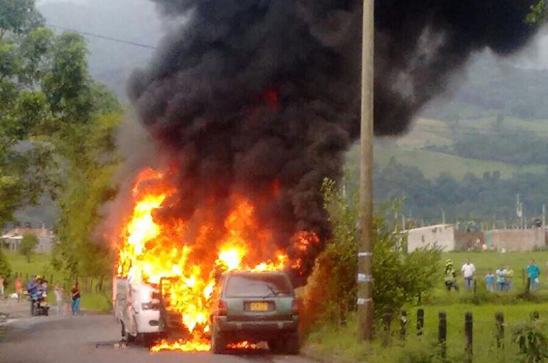 Accidente ocasiona incendio de 2 automotores en vía a La Madrid en Villavicencio