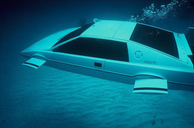 Está a la venta el popular coche submarino de James Bond.