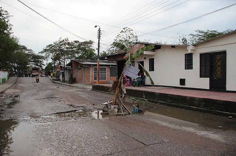 Curiosa protesta ciudadana por huecos en el sector de El Estero