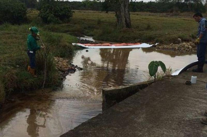 Emergencia ambiental por presencia de hidrocarburos en caño del municipio de Acacías