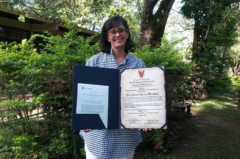 Academia Colombiana de Ciencias Veterinarias entrega reconocimiento a docente de Unillanos