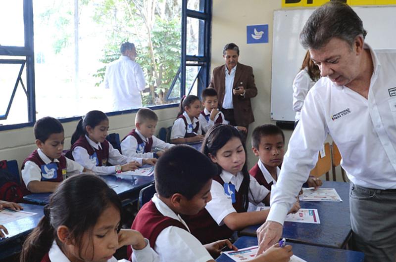 Más Impuesto al Patrimonio para invertir en educación, reclama el presidente Santos
