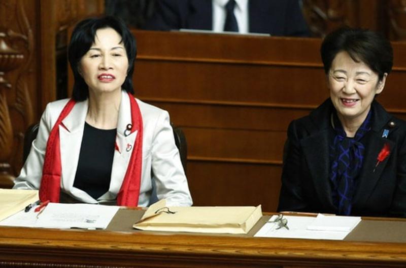 Bufanda de Ministra Japonesa genera escándalo 