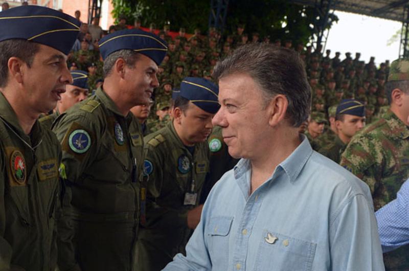 "Fuerzas Militares saldrán fortalecidas del proceso de paz": Santos