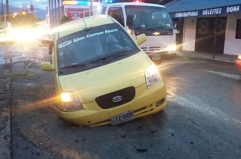 Hueco ´se tragó´taxi en El Recreo en Villavicencio