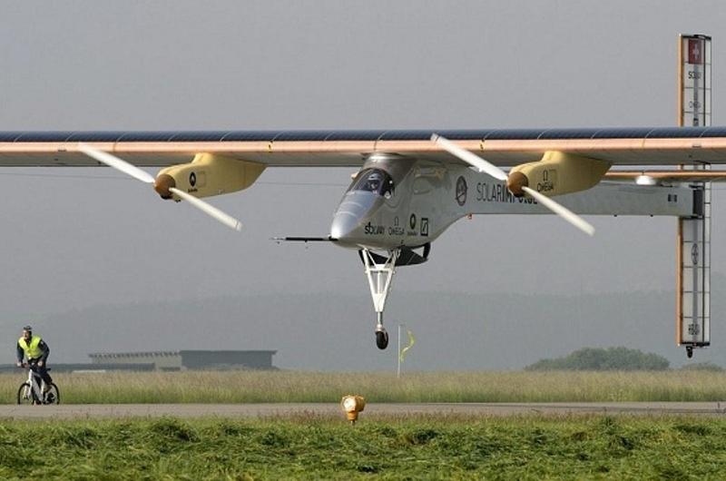 Inició vuelo del primer avión impulsado por energía solar 