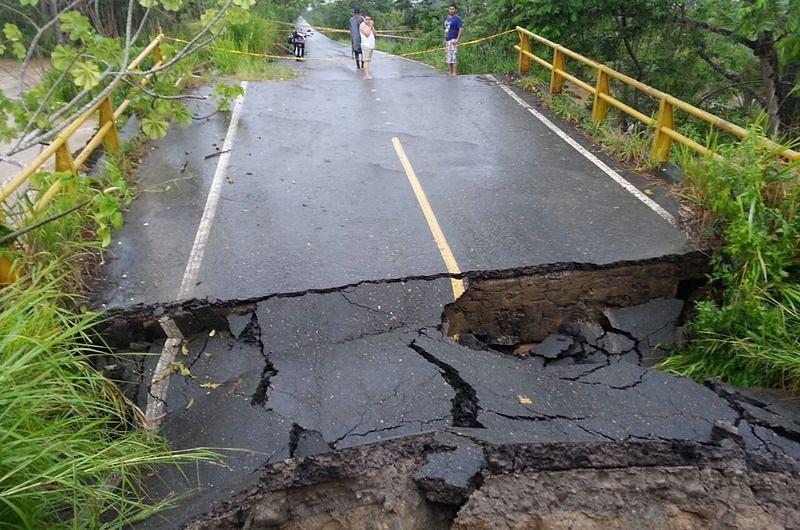 Casas inundadas, vías y puentes destruidos, animales desaparecidos por lluvias en el Ariari