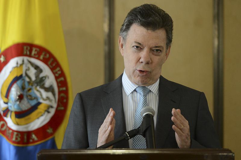 Presidente Santos indicó que los colegios "no" pueden exigir proveedores