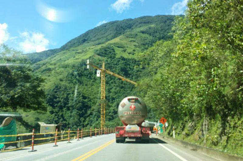 Suspendido tránsito en vía Bogotá - Villavicencio por accidente de tractomula