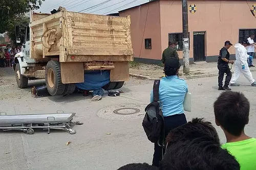 Muere motociclista arrollado por una volqueta