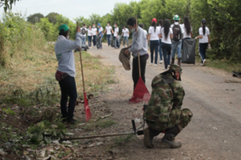 Con la siembra de 3 mil plántulas contribuyen a la reforestación de áreas urbanas en Puerto López 