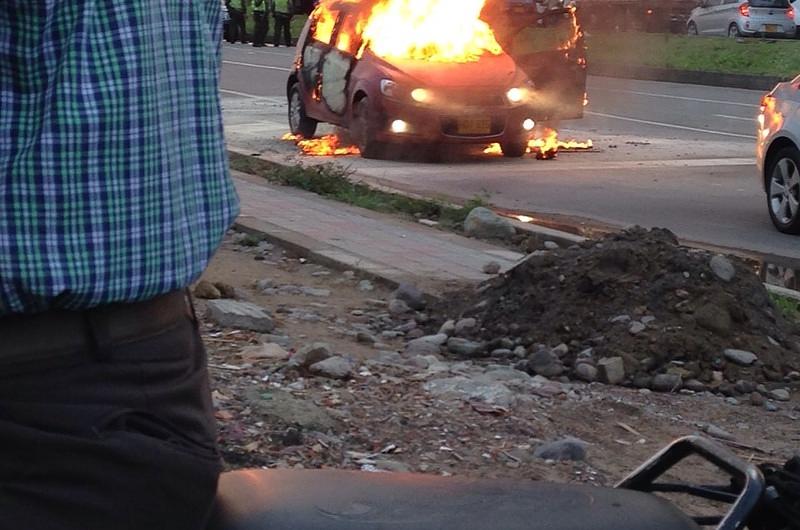 Le prende fuego a un carro con una mujer y un niño dentro