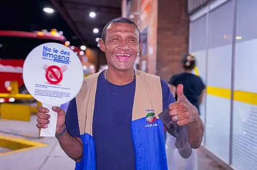 "No le Des Limosna, Dale una Oportunidad"