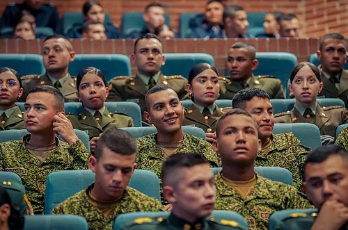 Educación gratis para estudiantes y fuerza pública