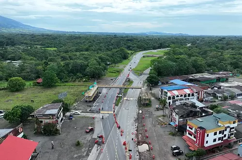 A prueba de carga, puente peatonal en vía a Restrepo