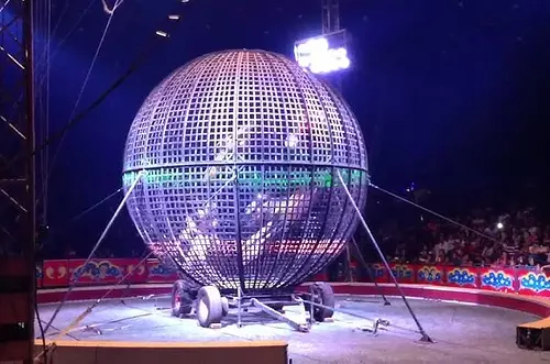 Accidente en circo Hermanos Gasca: acróbatas chocan en moto