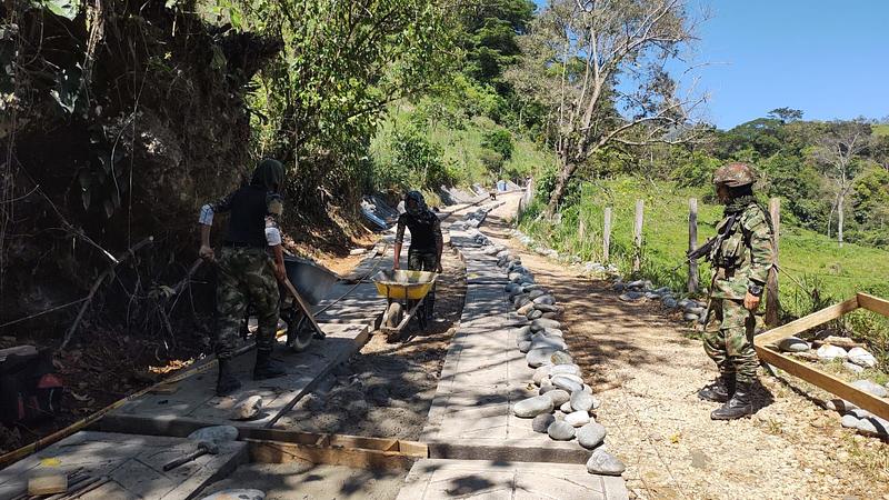 Ejército transforma vías en El Dorado, Meta