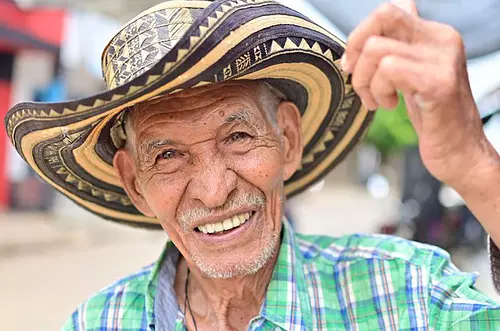 Adultos mayores en pobreza reciben millonarias ayudas