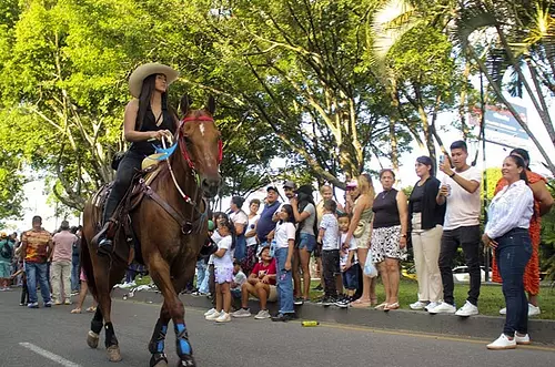 Con paseo a caballo se inagura el Festival de Verano