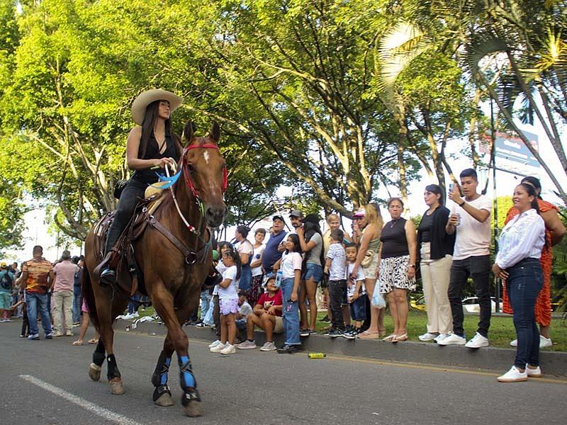 Con paseo a caballo se inagura el Festival de Verano