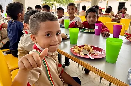 Gobierno entrega canastas alimentarias en Colombia