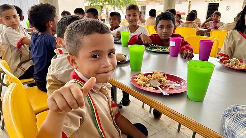 Gobierno entrega canastas alimentarias en Colombia