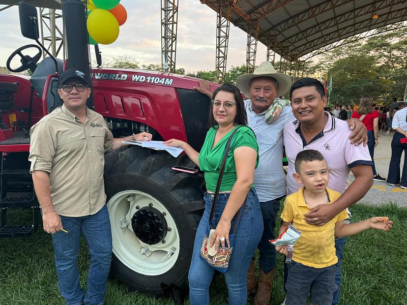 Campesinos del Meta reciben tractores para impulsar el agro