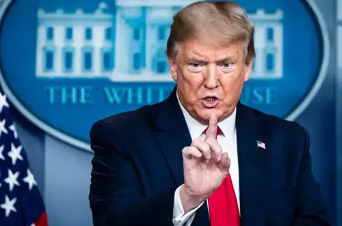 Trump corta fondos a escuelas que exijan vacuna anticovid