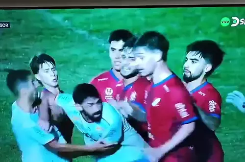 Puñetazo en pleno partido deja a jugador inconsciente