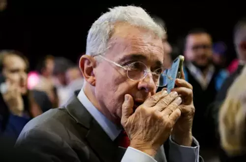 Abogado de Uribe denuncia amenazas y robo de documentos