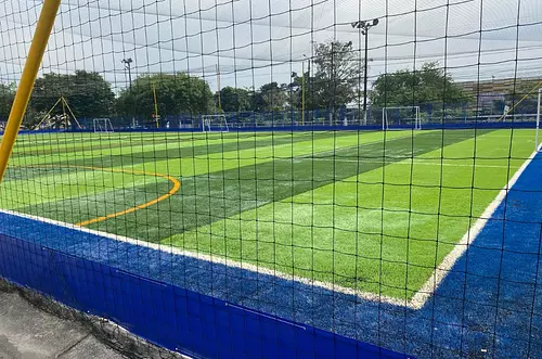 Reinauguran cancha sintética en el barrio Siete de Agosto