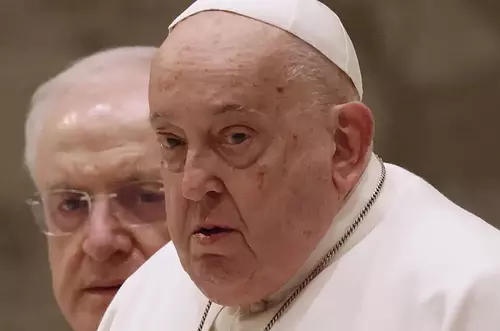 El papa Francisco mejora, pero su salud sigue en reserva